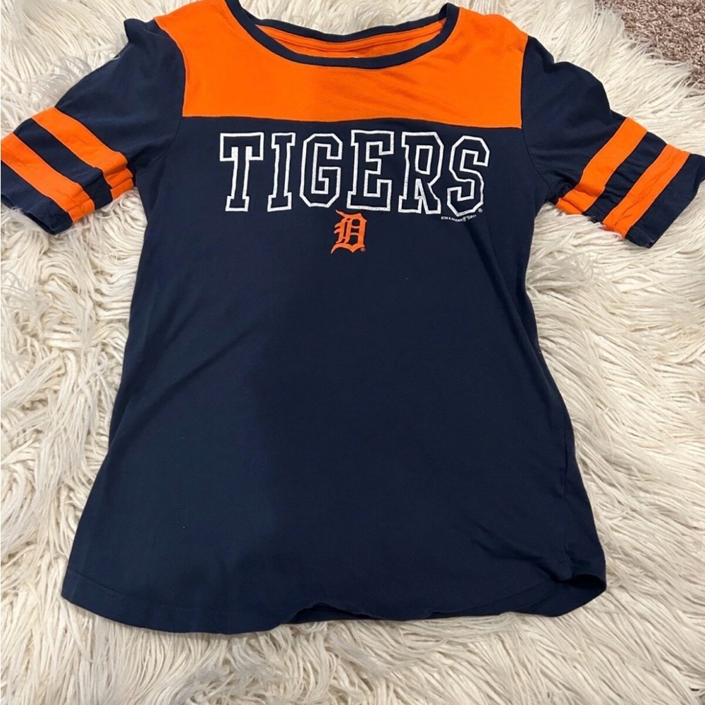 5th & Ocean by New Era Detroit Tigers women’s tee-sz medium- Navy and Orange MLB